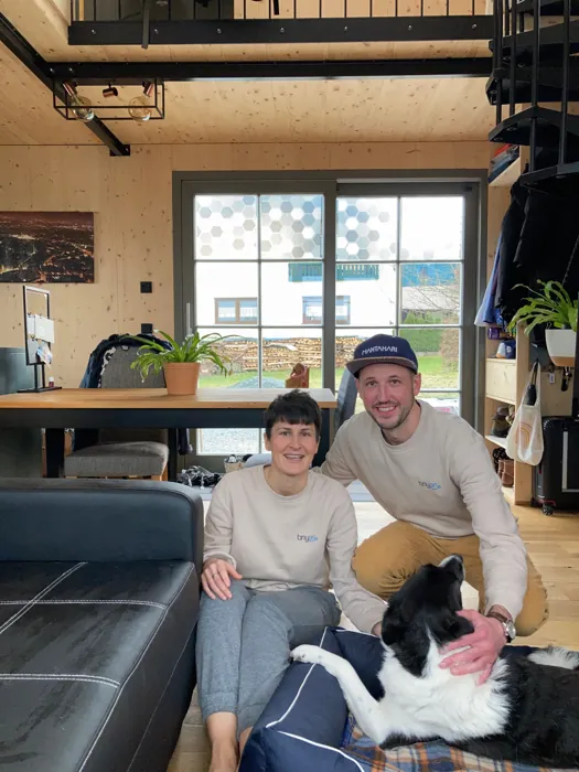 Christian Klerner mit Partnerin und Hund im eigenen Tiny House in Kronach